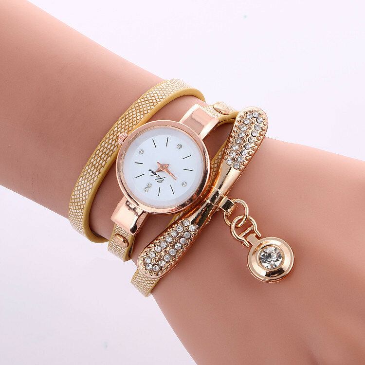 Casual Dameur Læderrem Rhinestone Metal Dekorativ Circle Pendant Flerlags Quartz Watch