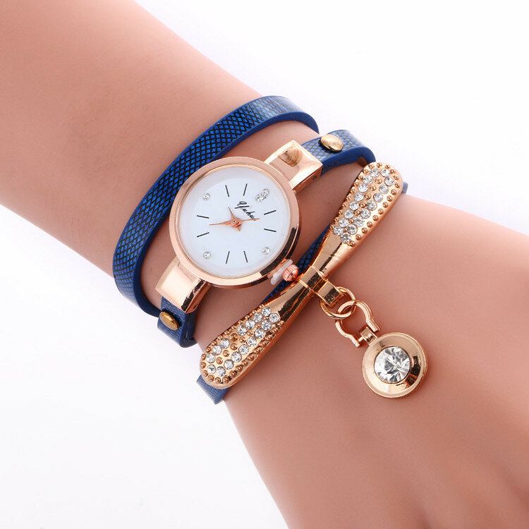 Casual Dameur Læderrem Rhinestone Metal Dekorativ Circle Pendant Flerlags Quartz Watch