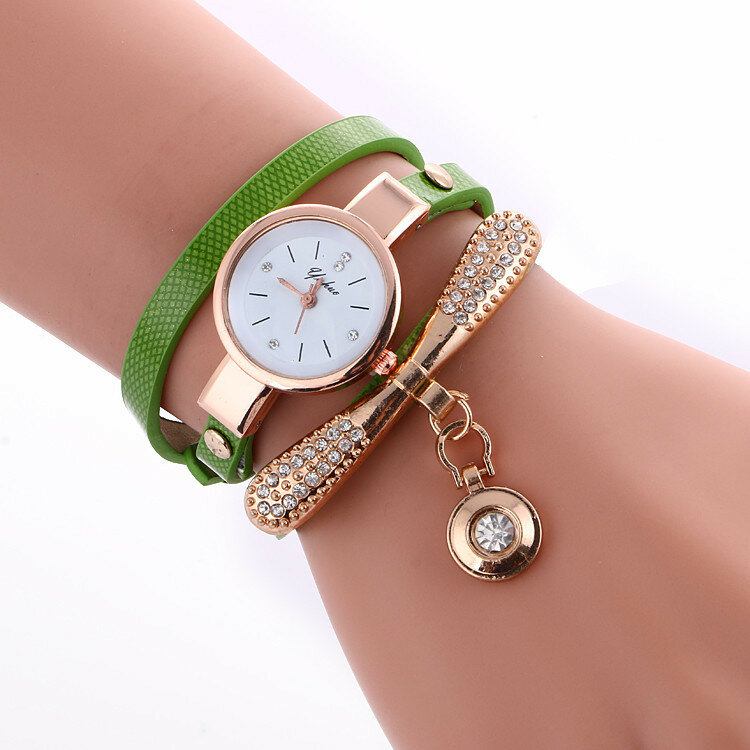 Casual Dameur Læderrem Rhinestone Metal Dekorativ Circle Pendant Flerlags Quartz Watch