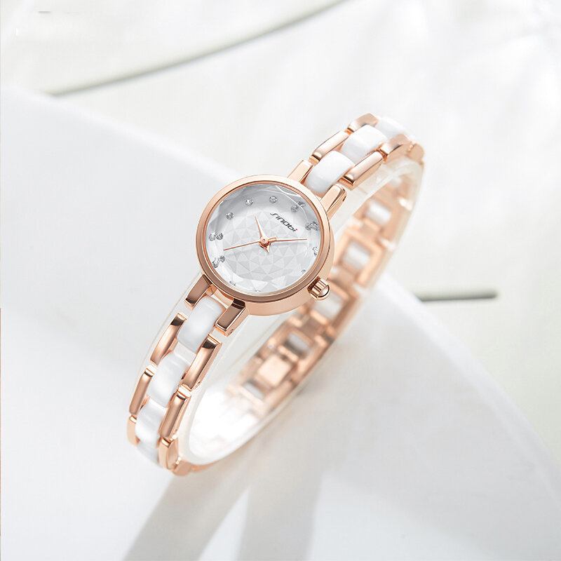 Kvinder Simple Tre-pin Crystal Diamonds Dial Fashion Keramisk Stålrem Quartz Watch